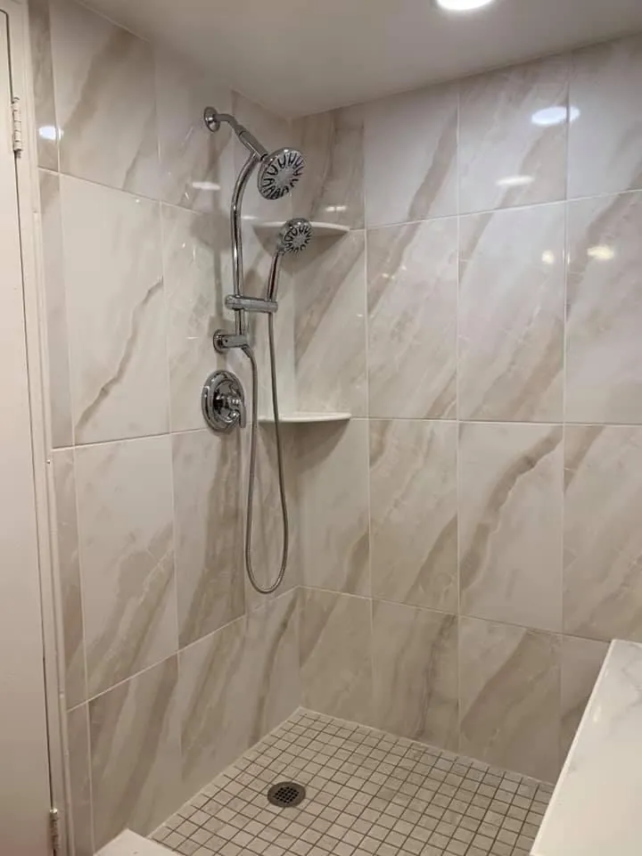 White marble-look shower with tiled bench